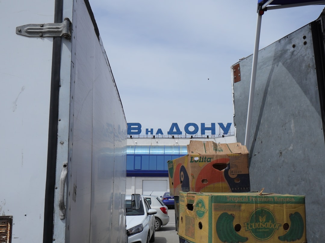 Погрузка вещей в грузовик
