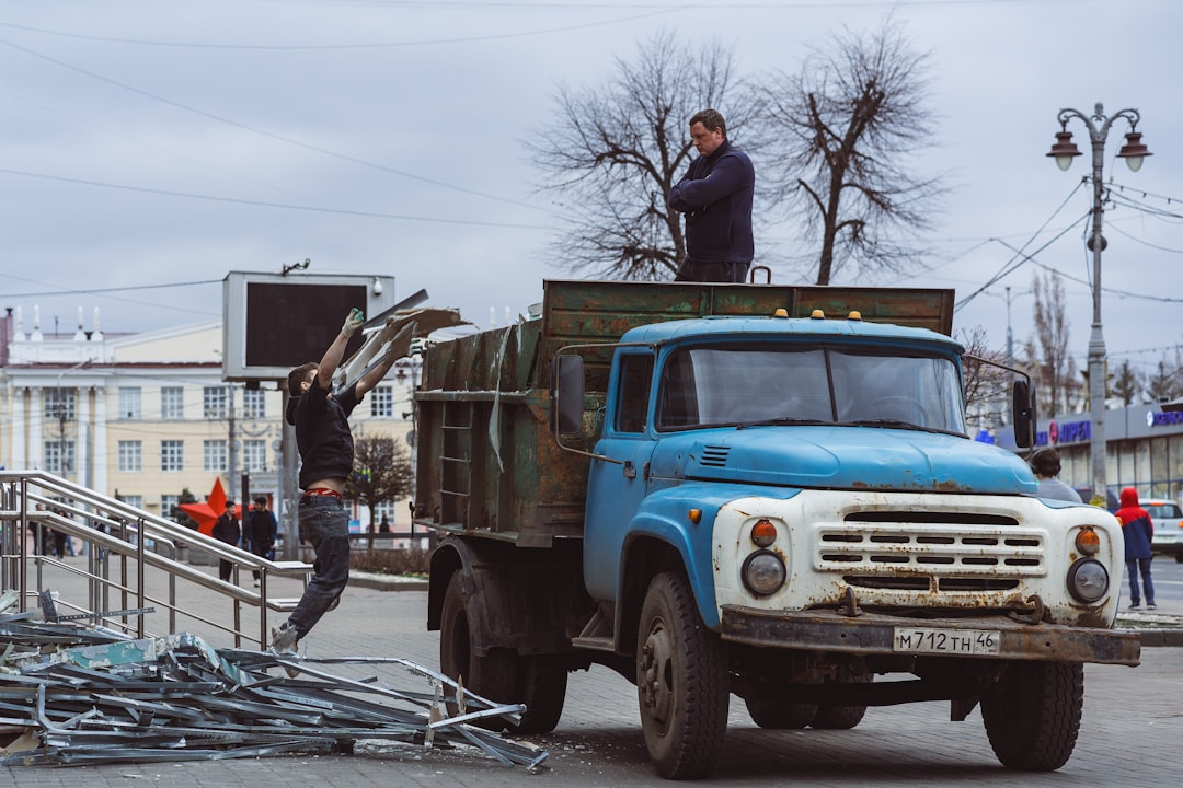 Команда грузчиков в работе